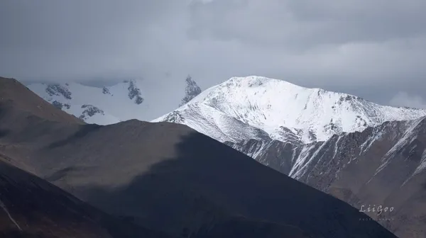 苍山负雪，明烛天南